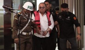 Keterangan Foto :Ismail Thomas Ditahan Terkait Kasus Pemalsuan Dokumen Tambang. Politikus PDI-P dan mantan Bupati Kutai Barat, Ismail Thomas, ditetapkan sebagai tersangka oleh Kejaksaan Agung atas dugaan pemalsuan dokumen perizinan pertambangan PT Sendawar Jaya. Ia langsung ditahan di Rumah Tahanan Salemba cabang Kejaksaan Agung pada 15 Agustus 2023.