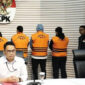 Lima Tersangka Proyek Jalan Sumut Diperlihatkan di Gedung Merah Putih KPK
