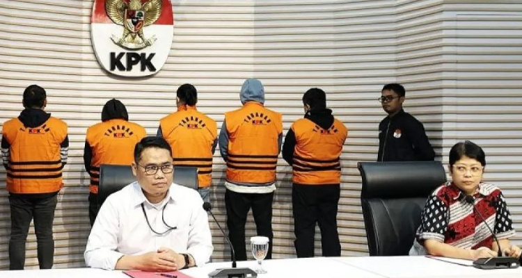Lima Tersangka Proyek Jalan Sumut Diperlihatkan di Gedung Merah Putih KPK