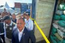 Tim Bareskrim Mabes Polri menunjukkan barang bukti batu bara diduga dari tambang ilegal di sekitar kawasan konservasi IKN. 