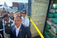Tim Bareskrim Mabes Polri menunjukkan barang bukti batu bara diduga dari tambang ilegal di sekitar kawasan konservasi IKN. 