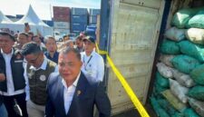 Tim Bareskrim Mabes Polri menunjukkan barang bukti batu bara diduga dari tambang ilegal di sekitar kawasan konservasi IKN. 