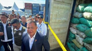 Tim Bareskrim Mabes Polri menunjukkan barang bukti batu bara diduga dari tambang ilegal di sekitar kawasan konservasi IKN. 