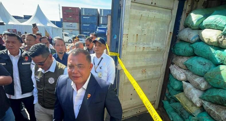 Tim Bareskrim Mabes Polri menunjukkan barang bukti batu bara diduga dari tambang ilegal di sekitar kawasan konservasi IKN. 