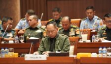 Panglima TNI Jenderal TNI Agus Subiyanto bersama Menteri Pertahanan RI Sjafrie Sjamsoeddin didampingi para Kepala Staf Angkatan menghadiri rapat kerja bersama Komisi I DPR RI yang digelar secara tertutup di Ruang Rapat Komisi I, Gedung Nusantara II Lantai 1, Kompleks Parlemen, Senayan, Jakarta Pusat, Rabu (9/7/2025).