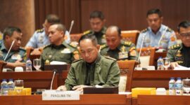 Panglima TNI Jenderal TNI Agus Subiyanto bersama Menteri Pertahanan RI Sjafrie Sjamsoeddin didampingi para Kepala Staf Angkatan menghadiri rapat kerja bersama Komisi I DPR RI yang digelar secara tertutup di Ruang Rapat Komisi I, Gedung Nusantara II Lantai 1, Kompleks Parlemen, Senayan, Jakarta Pusat, Rabu (9/7/2025).