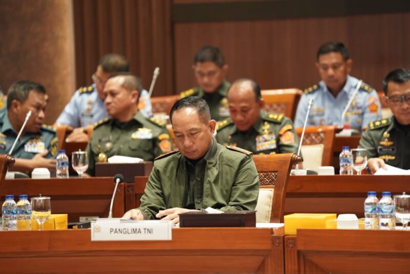 Panglima TNI Jenderal TNI Agus Subiyanto bersama Menteri Pertahanan RI Sjafrie Sjamsoeddin didampingi para Kepala Staf Angkatan menghadiri rapat kerja bersama Komisi I DPR RI yang digelar secara tertutup di Ruang Rapat Komisi I, Gedung Nusantara II Lantai 1, Kompleks Parlemen, Senayan, Jakarta Pusat, Rabu (9/7/2025).