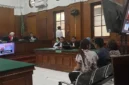Suasana persidangan kasus dugaan penggelapan dalam jabatan dengan terdakwa Monica Ratna Pujiastuti di ruang Cakra, Pengadilan Negeri Surabaya, Selasa (05/08/2025). Dalam sidang tersebut, majelis hakim mendengarkan keterangan sejumlah saksi kunci dari pihak PT Bina Penerus Bangsa terkait dugaan penyalahgunaan dana perusahaan.