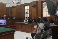 Suasana persidangan kasus dugaan penggelapan dalam jabatan dengan terdakwa Monica Ratna Pujiastuti di ruang Cakra, Pengadilan Negeri Surabaya, Selasa (05/08/2025). Dalam sidang tersebut, majelis hakim mendengarkan keterangan sejumlah saksi kunci dari pihak PT Bina Penerus Bangsa terkait dugaan penyalahgunaan dana perusahaan.