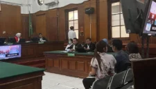 Suasana persidangan kasus dugaan penggelapan dalam jabatan dengan terdakwa Monica Ratna Pujiastuti di ruang Cakra, Pengadilan Negeri Surabaya, Selasa (05/08/2025). Dalam sidang tersebut, majelis hakim mendengarkan keterangan sejumlah saksi kunci dari pihak PT Bina Penerus Bangsa terkait dugaan penyalahgunaan dana perusahaan.