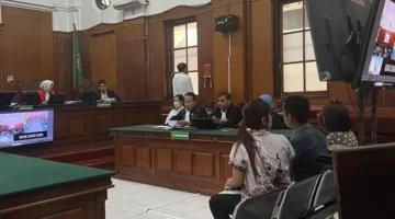 Suasana persidangan kasus dugaan penggelapan dalam jabatan dengan terdakwa Monica Ratna Pujiastuti di ruang Cakra, Pengadilan Negeri Surabaya, Selasa (05/08/2025). Dalam sidang tersebut, majelis hakim mendengarkan keterangan sejumlah saksi kunci dari pihak PT Bina Penerus Bangsa terkait dugaan penyalahgunaan dana perusahaan.