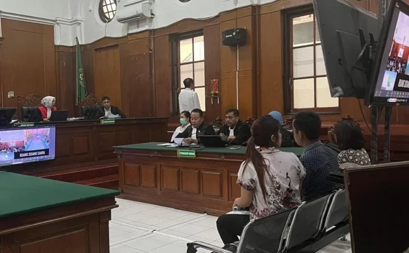 Suasana persidangan kasus dugaan penggelapan dalam jabatan dengan terdakwa Monica Ratna Pujiastuti di ruang Cakra, Pengadilan Negeri Surabaya, Selasa (05/08/2025). Dalam sidang tersebut, majelis hakim mendengarkan keterangan sejumlah saksi kunci dari pihak PT Bina Penerus Bangsa terkait dugaan penyalahgunaan dana perusahaan.