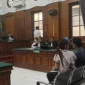 Suasana persidangan kasus dugaan penggelapan dalam jabatan dengan terdakwa Monica Ratna Pujiastuti di ruang Cakra, Pengadilan Negeri Surabaya, Selasa (05/08/2025). Dalam sidang tersebut, majelis hakim mendengarkan keterangan sejumlah saksi kunci dari pihak PT Bina Penerus Bangsa terkait dugaan penyalahgunaan dana perusahaan.