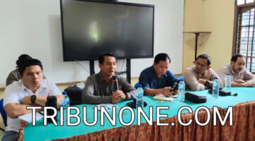 Kunjungan kerja (Kunker) gabungan komisi tim I DPRD Kabupaten Kutai Barat (Kubar) Kembali datangi kampung Kelian Dalam Kecamatan Tering, kunjungan tim gabungan tersebut terkait dengan polemik lahan antara masyarakat kampung Kelian Dalam dengan PT. Indotama Semesta Manungal
(ISM). Foto Istimewa, Sabtu (09/08/2025)
