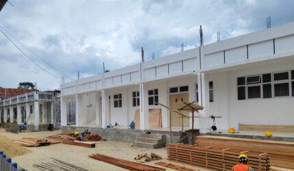 Keterangan foto: Salah satu proyek dana hibah Lanjutan Pembangunan Ruang Kelas Baru SD Katolik WR Supratman Barong Tongkok menelan anggaran Rp3 miliar bersumber dari APBD Kubar TA. 2025