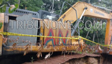 Keterangan foto: 5 Unit Excavator berhasil di segel Tim Polda Kalimantan Timur, Kamis (11/09/2025) malam