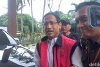 Keterangan Foto: Kejaksaan Agung RI secara resmi melimpahkan berkas perkara dugaan korupsi pengadaan laptop Chromebook, termasuk berkas mantan Mendikbudristek Nadiem Makarim, ke Jaksa Penuntut Umum (JPU) di Jakarta, Senin (10/11/2025).