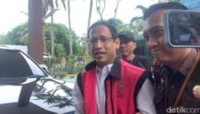 Keterangan Foto: Kejaksaan Agung RI secara resmi melimpahkan berkas perkara dugaan korupsi pengadaan laptop Chromebook, termasuk berkas mantan Mendikbudristek Nadiem Makarim, ke Jaksa Penuntut Umum (JPU) di Jakarta, Senin (10/11/2025).