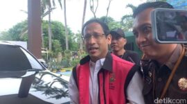 Keterangan Foto: Kejaksaan Agung RI secara resmi melimpahkan berkas perkara dugaan korupsi pengadaan laptop Chromebook, termasuk berkas mantan Mendikbudristek Nadiem Makarim, ke Jaksa Penuntut Umum (JPU) di Jakarta, Senin (10/11/2025).