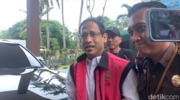 Keterangan Foto: Kejaksaan Agung RI secara resmi melimpahkan berkas perkara dugaan korupsi pengadaan laptop Chromebook, termasuk berkas mantan Mendikbudristek Nadiem Makarim, ke Jaksa Penuntut Umum (JPU) di Jakarta, Senin (10/11/2025).