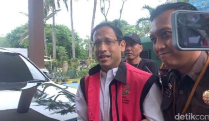 Keterangan Foto: Kejaksaan Agung RI secara resmi melimpahkan berkas perkara dugaan korupsi pengadaan laptop Chromebook, termasuk berkas mantan Mendikbudristek Nadiem Makarim, ke Jaksa Penuntut Umum (JPU) di Jakarta, Senin (10/11/2025).