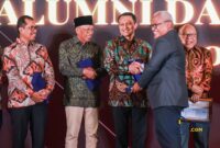 Dekan FH UB Aan Eko Widiarto menyalami Kajati Sulsel Didik Farkhan Alisyahdi, Anggota Komisi III DPR I Wayan Sudirta, Jamwas Kejagung Rudi Margono, dan Jurnalis Don Bosco Selamun saat menerima penghargaan prominen alumni FH UB, Jum'at (7/11/2025) malam. Foto: HFW