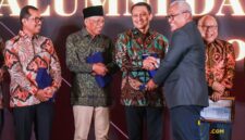 Dekan FH UB Aan Eko Widiarto menyalami Kajati Sulsel Didik Farkhan Alisyahdi, Anggota Komisi III DPR I Wayan Sudirta, Jamwas Kejagung Rudi Margono, dan Jurnalis Don Bosco Selamun saat menerima penghargaan prominen alumni FH UB, Jum'at (7/11/2025) malam. Foto: HFW