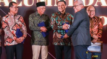 Dekan FH UB Aan Eko Widiarto menyalami Kajati Sulsel Didik Farkhan Alisyahdi, Anggota Komisi III DPR I Wayan Sudirta, Jamwas Kejagung Rudi Margono, dan Jurnalis Don Bosco Selamun saat menerima penghargaan prominen alumni FH UB, Jum'at (7/11/2025) malam. Foto: HFW