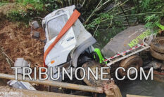 Truk Mixer Roda 10 Terguling ke Sungai di Juhan Asa, Pengemudi Tewas