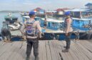 Personel Sat Polairud Polresta Balikpapan melaksanakan patroli dialogis dan sambang pesisir dengan memberikan imbauan keselamatan kepada awak kapal klotok di wilayah perairan Balikpapan, Rabu (21/01/26).