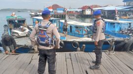 Personel Sat Polairud Polresta Balikpapan melaksanakan patroli dialogis dan sambang pesisir dengan memberikan imbauan keselamatan kepada awak kapal klotok di wilayah perairan Balikpapan, Rabu (21/01/26).