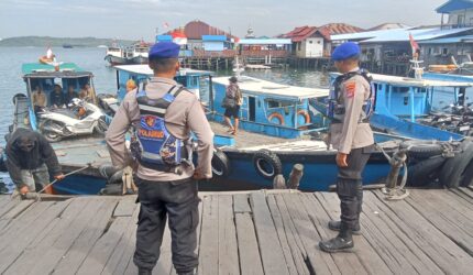 Personel Sat Polairud Polresta Balikpapan melaksanakan patroli dialogis dan sambang pesisir dengan memberikan imbauan keselamatan kepada awak kapal klotok di wilayah perairan Balikpapan, Rabu (21/01/26).