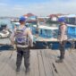 Personel Sat Polairud Polresta Balikpapan melaksanakan patroli dialogis dan sambang pesisir dengan memberikan imbauan keselamatan kepada awak kapal klotok di wilayah perairan Balikpapan, Rabu (21/01/26).