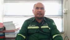 Kepala Teknik Tambang (KTT) PT Manoor Bulatn Lestari, Wesly Siregar, menyampaikan klarifikasi resmi terkait kronologi awal kecelakaan kerja serta langkah penanganan yang dilakukan perusahaan, Minggu (29/3/2026). Reporter: Rb