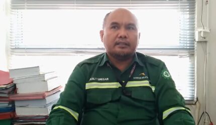 Kepala Teknik Tambang (KTT) PT Manoor Bulatn Lestari, Wesly Siregar, menyampaikan klarifikasi resmi terkait kronologi awal kecelakaan kerja serta langkah penanganan yang dilakukan perusahaan, Minggu (29/3/2026). Reporter: Rb