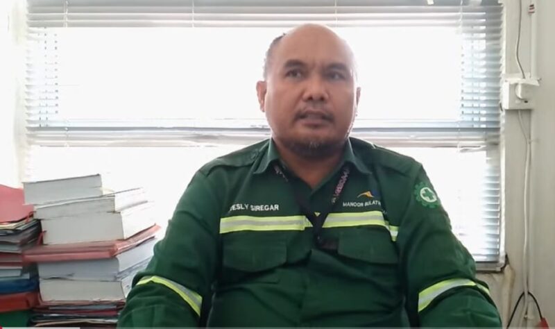 Kepala Teknik Tambang (KTT) PT Manoor Bulatn Lestari, Wesly Siregar, menyampaikan klarifikasi resmi terkait kronologi awal kecelakaan kerja serta langkah penanganan yang dilakukan perusahaan, Minggu (29/3/2026). Reporter: Rb