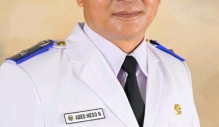 **Keterangan Foto:** Petinggi Kampung Bentas, Kecamatan Siluq Ngurai, Kabupaten Kutai Barat, saat menyampaikan pengaduan terkait dugaan pelanggaran HGU dan konflik lahan perkebunan sawit.