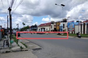 Jalan Depan Gerbang Mako Polres Kubar tidak ada zebra cross dangat membahayakan pejalan kaki karena jalur padat