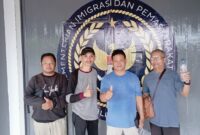 Keterangan foto:
Budi Permanto saat keluar dari Lapas Kelas IIA Tenggarong usai dinyatakan bebas setelah memenuhi pembayaran denda konversi pidana, Selasa (26/5/2026).