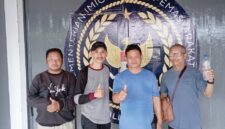 Keterangan foto:
Budi Permanto saat keluar dari Lapas Kelas IIA Tenggarong usai dinyatakan bebas setelah memenuhi pembayaran denda konversi pidana, Selasa (26/5/2026).