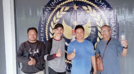 Keterangan foto:
Budi Permanto saat keluar dari Lapas Kelas IIA Tenggarong usai dinyatakan bebas setelah memenuhi pembayaran denda konversi pidana, Selasa (26/5/2026).