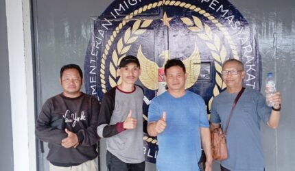 Keterangan foto: Budi Permanto saat keluar dari Lapas Kelas IIA Tenggarong usai dinyatakan bebas setelah memenuhi pembayaran denda konversi pidana, Selasa (26/5/2026).