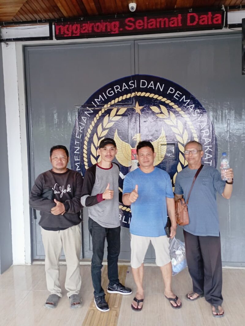 Keterangan foto:
Budi Permanto saat keluar dari Lapas Kelas IIA Tenggarong usai dinyatakan bebas setelah memenuhi pembayaran denda konversi pidana, Selasa (26/5/2026).