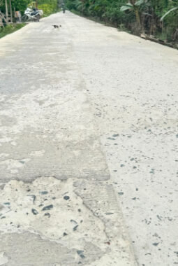 Baru Hitungan Bulan, Proyek Jalan Semenisasi Rp4,9 Miliar di Long Iram Kubar Rusak Parah